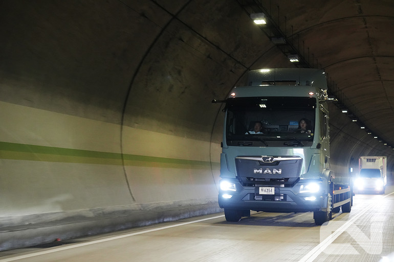 지난 17일, 기자가 만트럭버스코리아 용인 본사에서 전자식 사이드미러 ‘옵티뷰(Optiview)’를 장착한 ‘뉴 MAN TGM’을 주행하며 첨단 기술을 체험하고 있다.