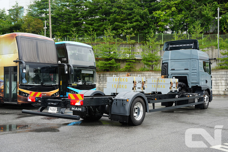   특장 실효성을 높일 수 있도록 분기 배선박스와 작업등용 배선이 기본으로 적용돼 있어 제작 편의성과 호환성을 향상시켰다.