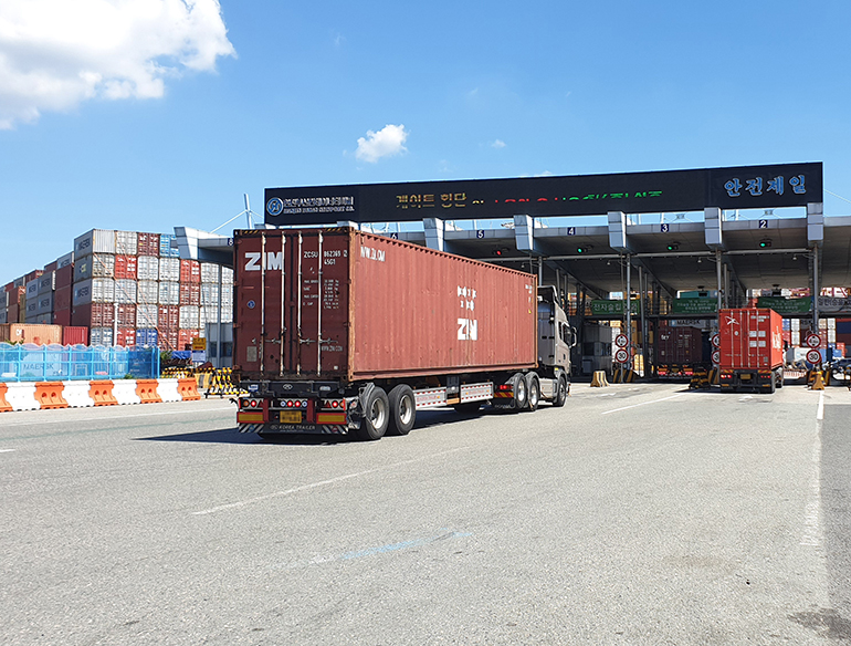 안전운임제 적용 대상인 컨테이너를 수송하고 있는 컨테이너 트레일러. 