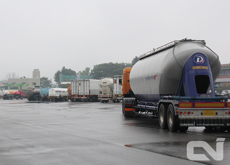 안전운임제 적용 대상인 시멘트를 수송하고 있는 벌크시멘트 트레일러.  