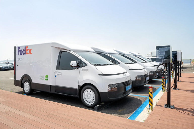 페덱스가 전기화물차 ST1 13대를 추가 배치해 전기차 운행을 확대했다.