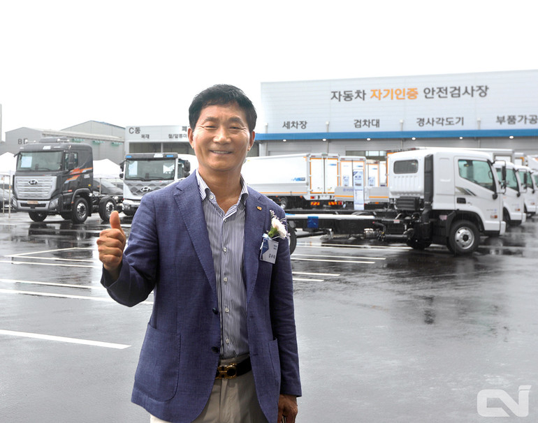 김수덕 (주)골드밴 대표이사의 모습. 