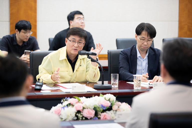 환경부는 보조금 정책 효율성을 제고하는 등 국내 생산 전기 상용차 보급을 적극적으로 추진해 나갈 계획이다.