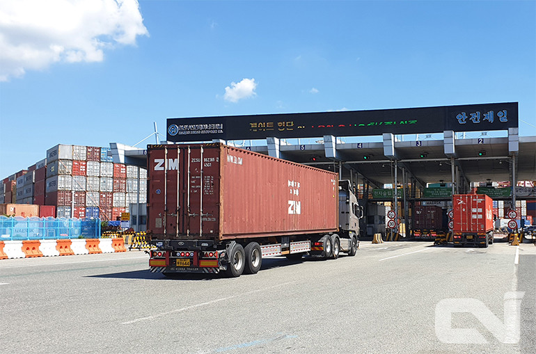 안전운임제 대상이 된 '컨테이너 트레일러'가 운행하는 모습. 