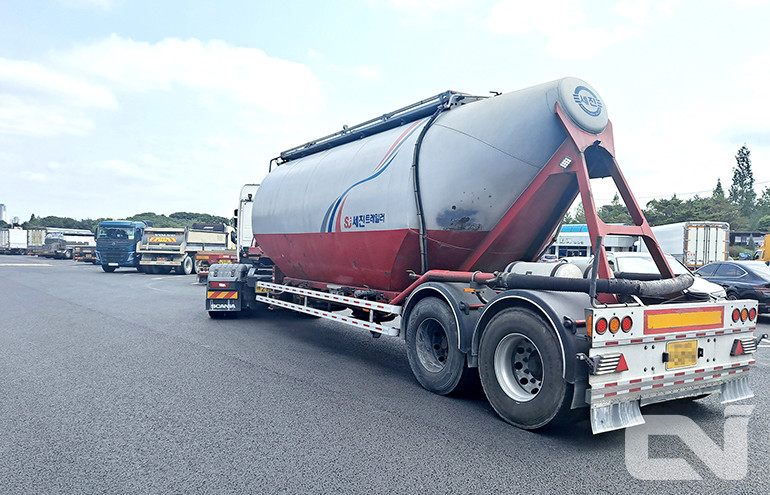 안전운임제 적용 품목인 벌크시멘트트레일러(BCT)의 모습.