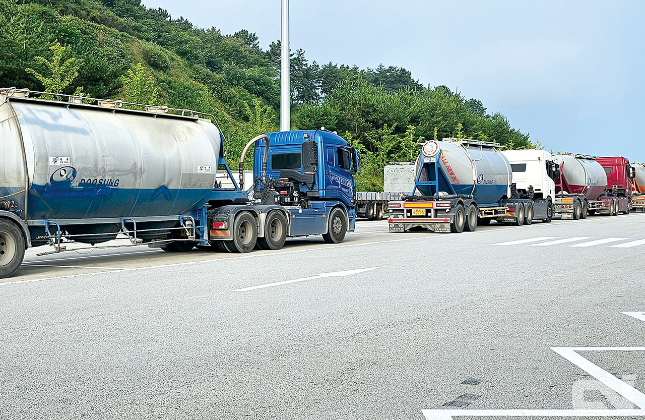 사진은 시멘트를 운송하는 트랙터-트레일러 모습.  