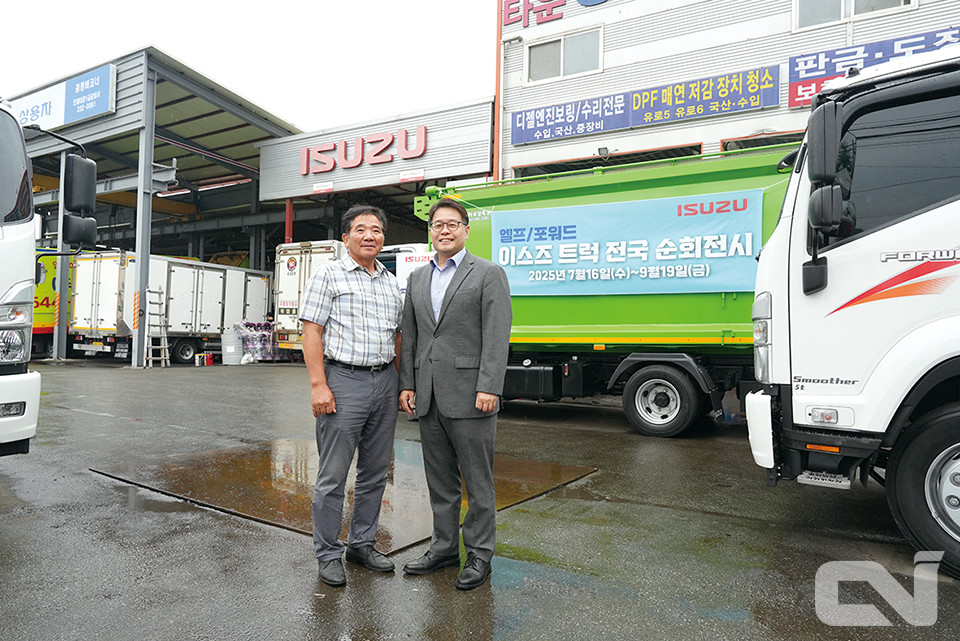 김석주 큐로모터스 대표이사와 포즈를 취하고 있는 한동춘 오일타운모터스 대표(좌) 