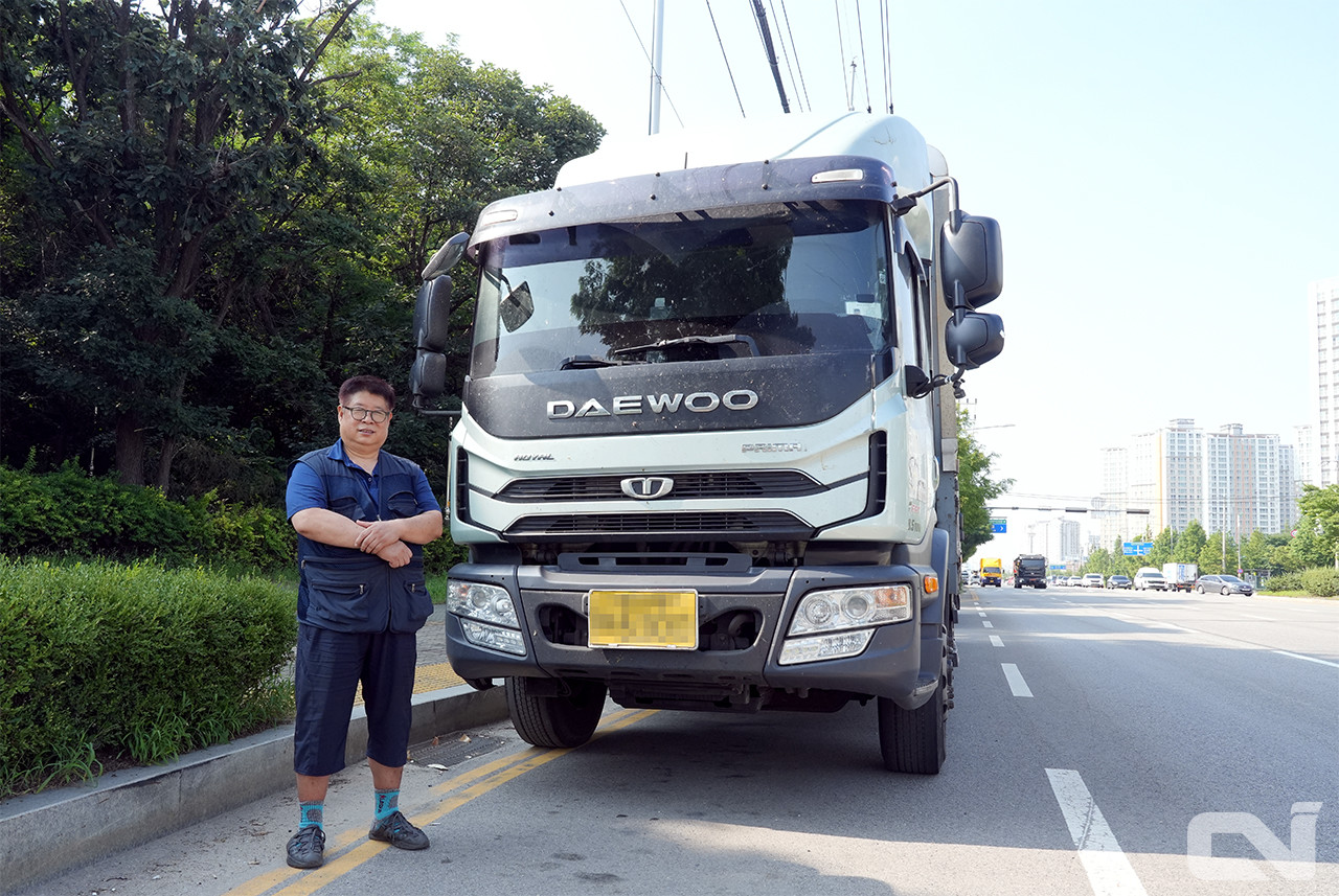 저녁부터 이른 아침까지 19년간 장거리 운송을 이어온 정민수(가명) 씨와 그의 타타대우 프리마 윙바디 트럭.
