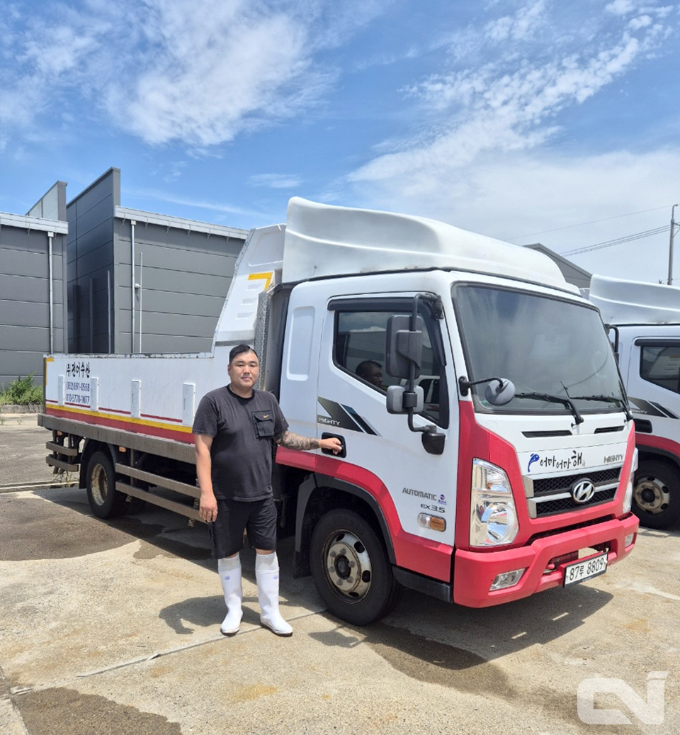 김정현 전어수산 사무장이 현대 마이티 오토 차량의 옆에 서서 포즈를 취하고 있다.