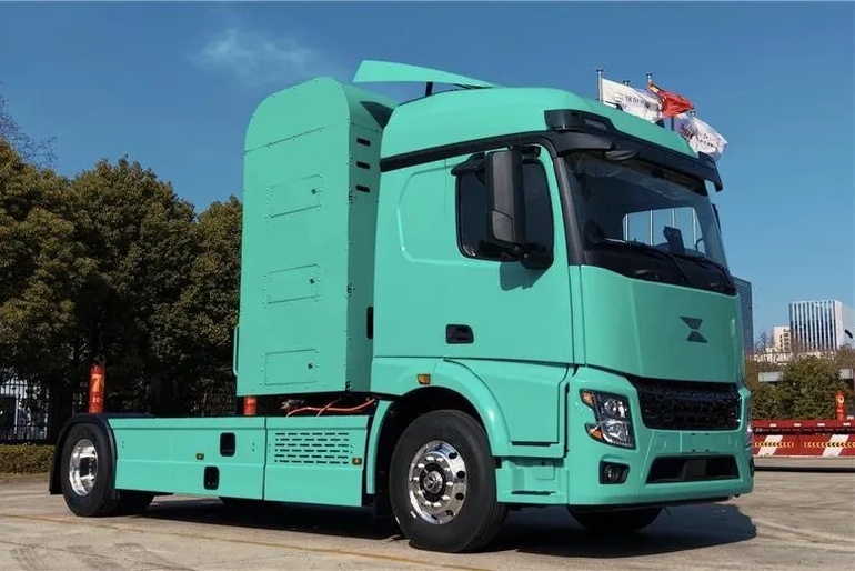 1회 충전시 1,500Km 이상 주행할 수 있는 중국 상하이 우리우 자동차의 수소트럭의 모습.