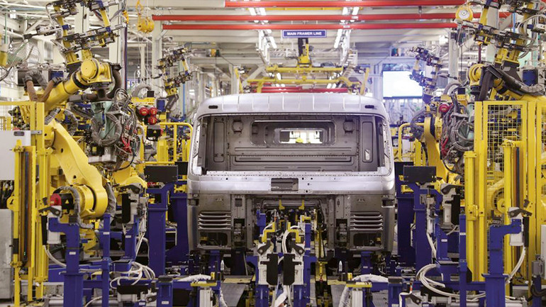 타타모터스 인도공장의 트럭 생산라인 모습. 