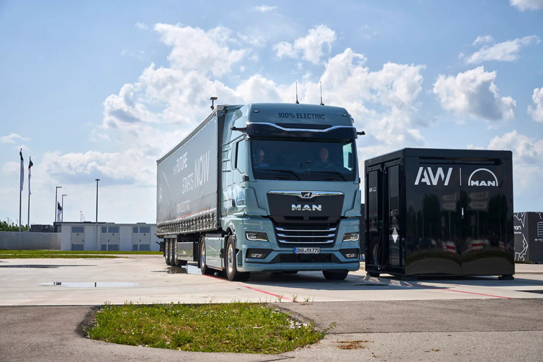 만트럭과 AW 오토모티브가 공동 개발한 '스마트 차징 큐브'의 모습.