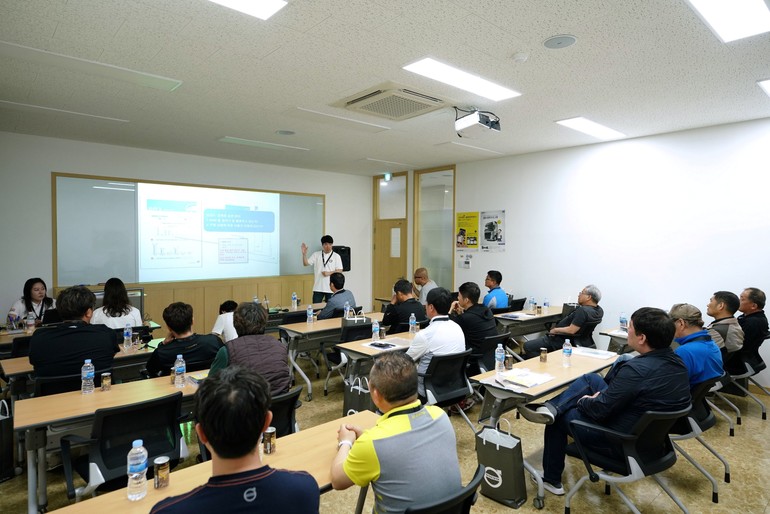 볼보트럭코리아는 고객 안전과 운송 효율 향상을 위해 차량 출고 전후로 맞춤형 운전자교육 프로그램을 운영하며 체계적인 지원을 강화하고 있다고 11일 밝혔다.