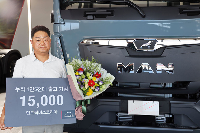 강명진 ㈜파랑로지스 사장은 기존 만트럭 제품과 브랜드에 만족해 ‘뉴 MAN TGM’ 중대형 트럭을 구매, 만트럭의 1만 5,000번째 차량을 출고했다.