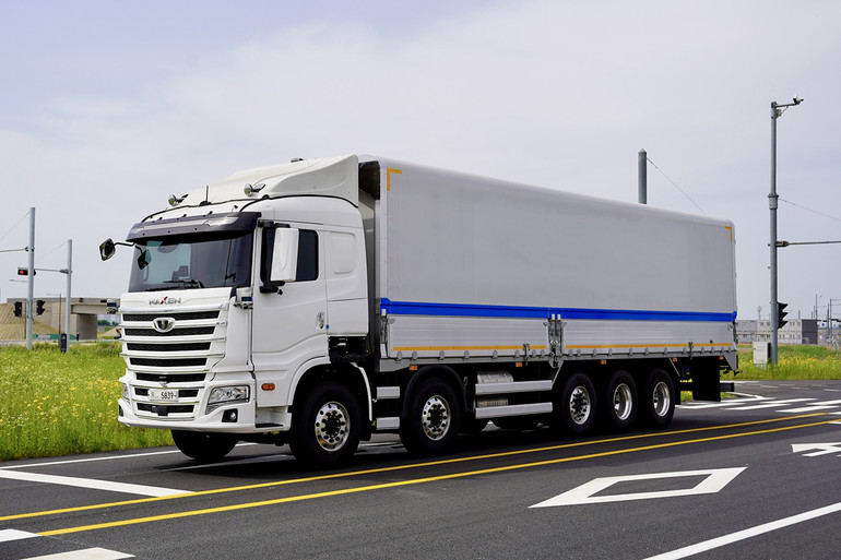 이번 실증운행에 사용되는 타타대우모빌리티 맥쎈 10X4 카고 트럭의 모습.