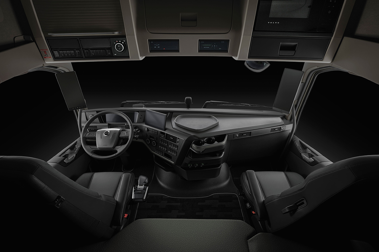 천얀가죽 시트 및 전자식 리클라이닝 침대를 비롯한 다양한 편의장비가 탑재된 인테리어의 모습. 