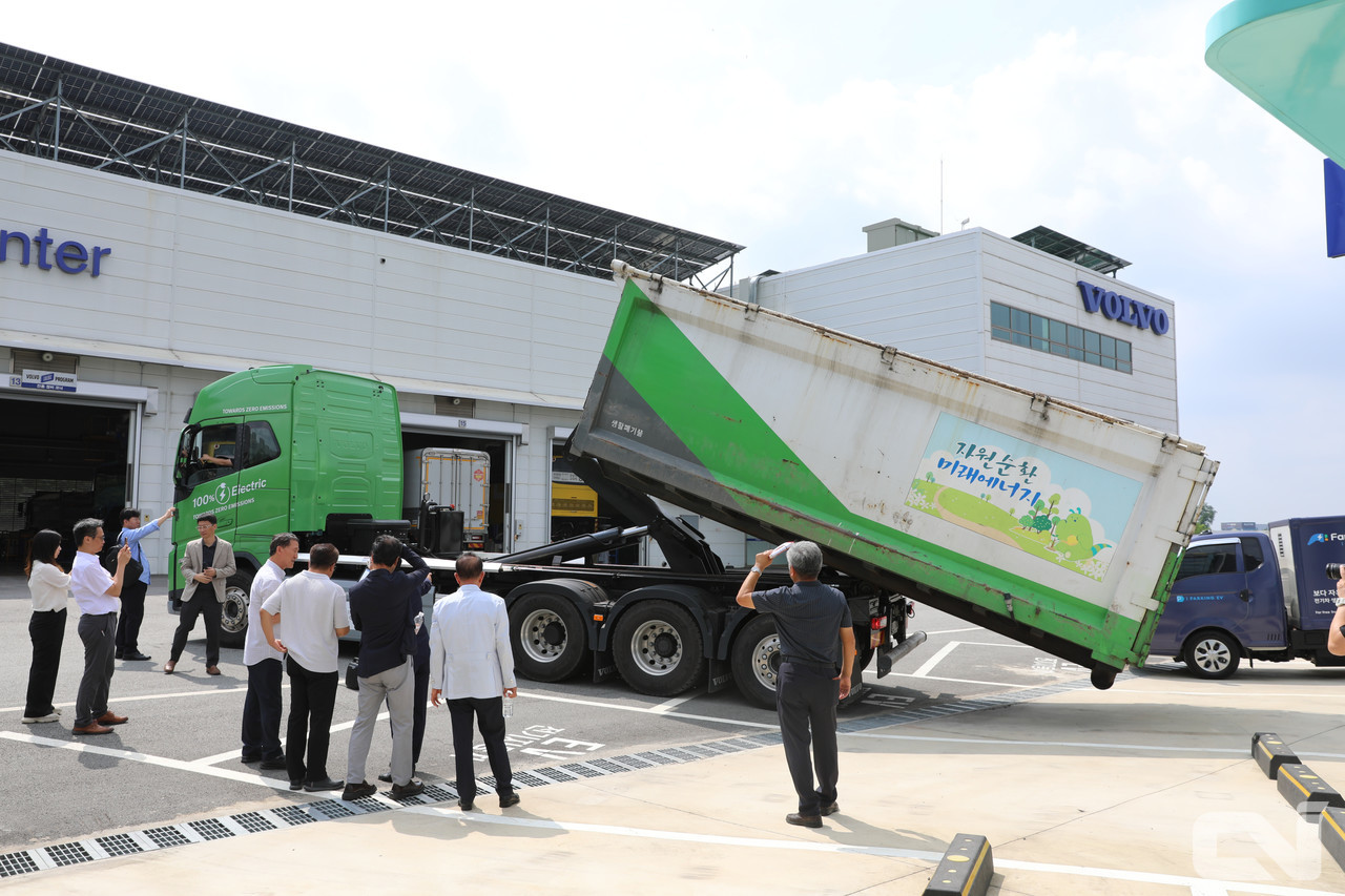 볼보트럭코리아가 대형 전기트럭 기반 공공 청소차량(25~28㎥급 전기암롤트럭)의 시범 운전 중 암롤 작동을 시연하고 있다.