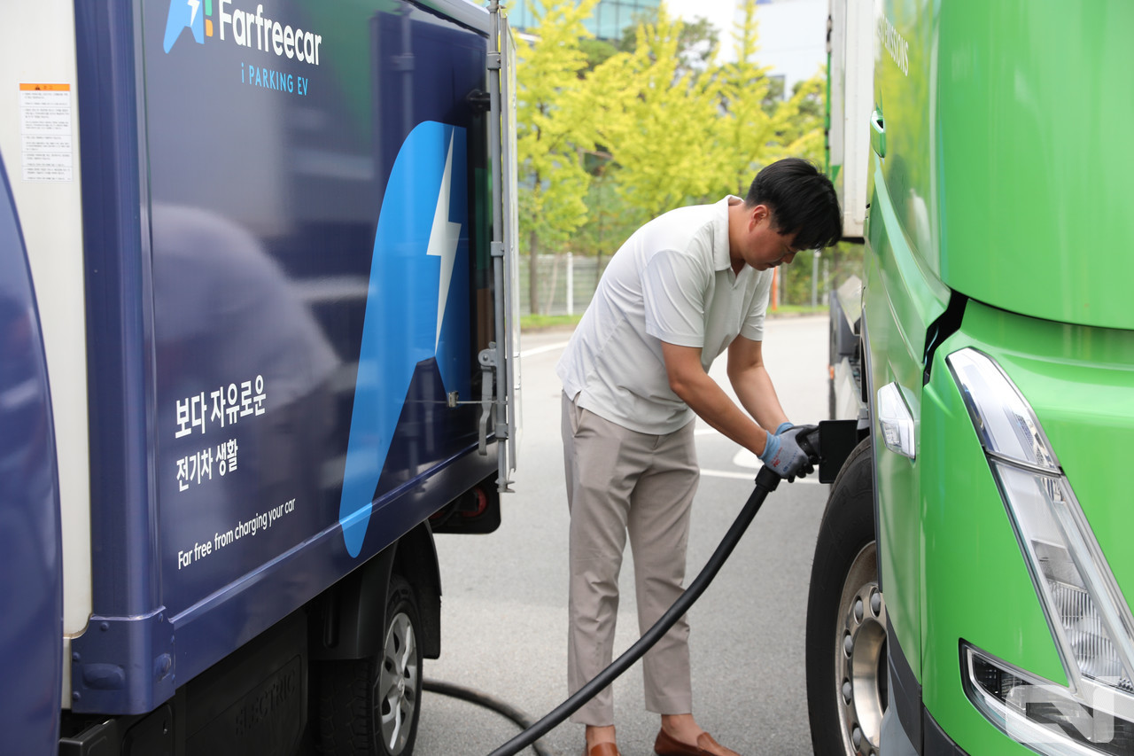 볼보트럭코리아의 대형 전기청소차의 이동식 충전 모습