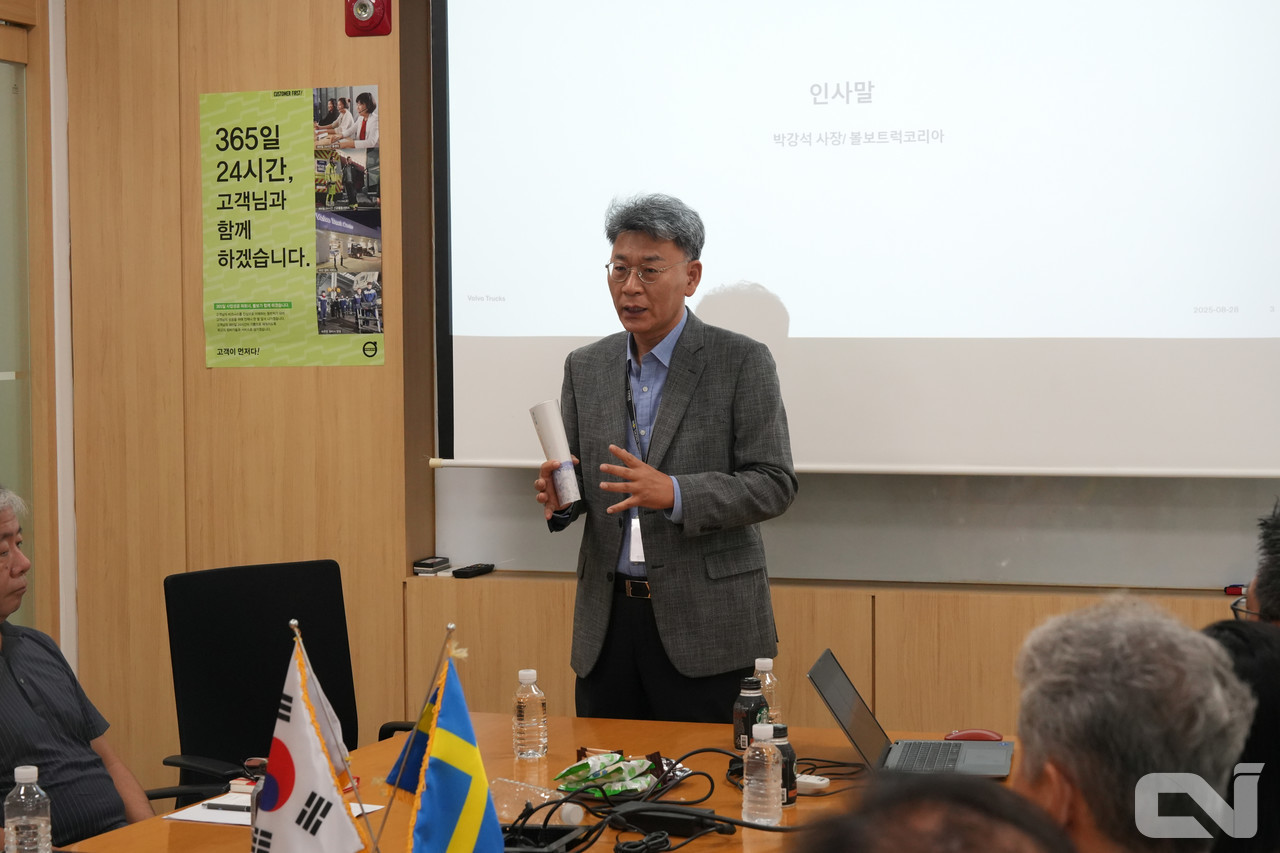 볼보트럭코리아 박강석 사장이 전기청소차 시연회에 참석한 폐기물업계 관계자들에게 인사말을 전하고 있다.