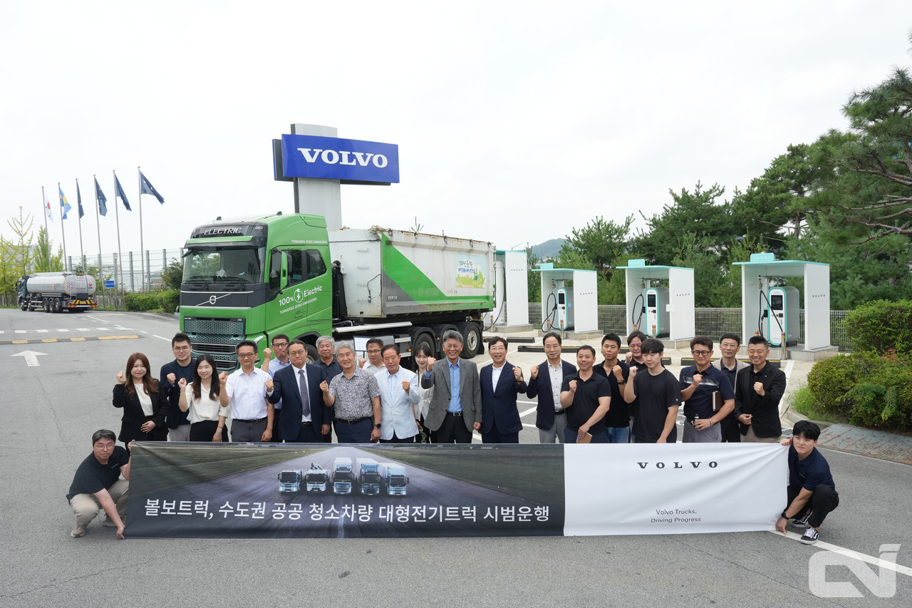 국내 수입 중·대형 상용차 시장을 선도하는 볼보트럭코리아(대표이사 박강석)는 28일 경기도 동탄 본사내에서 대형 전기트럭 기반 공공 청소차량(25~28㎥급 전기암롤트럭)의 시범 운전을 선보이며 서울 및 수도권 지역에서의 시범 운행을 개시한다고 밝혔다.