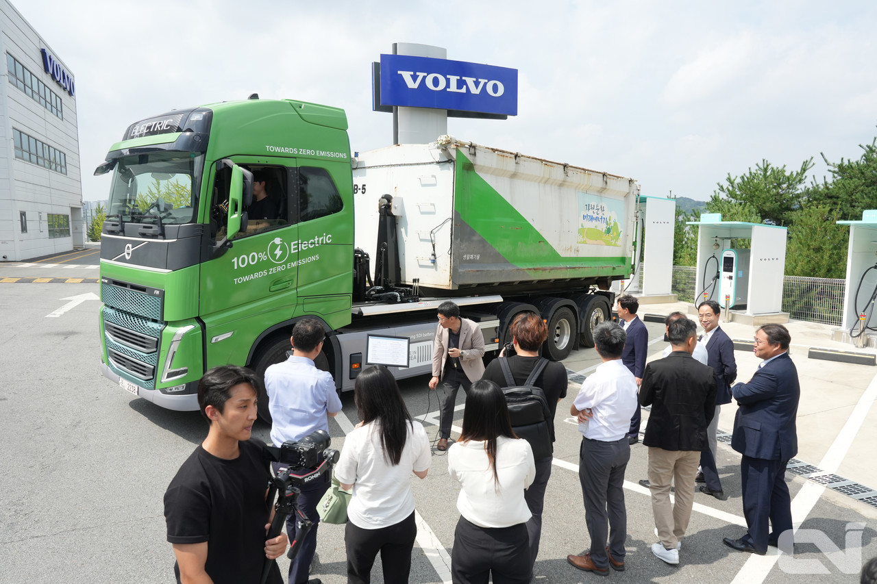 볼보트럭코리아가 대형 전기트럭 기반 공공 청소차량(25~28㎥급 전기암롤트럭)의 상세 제원을 설명하고 있다.