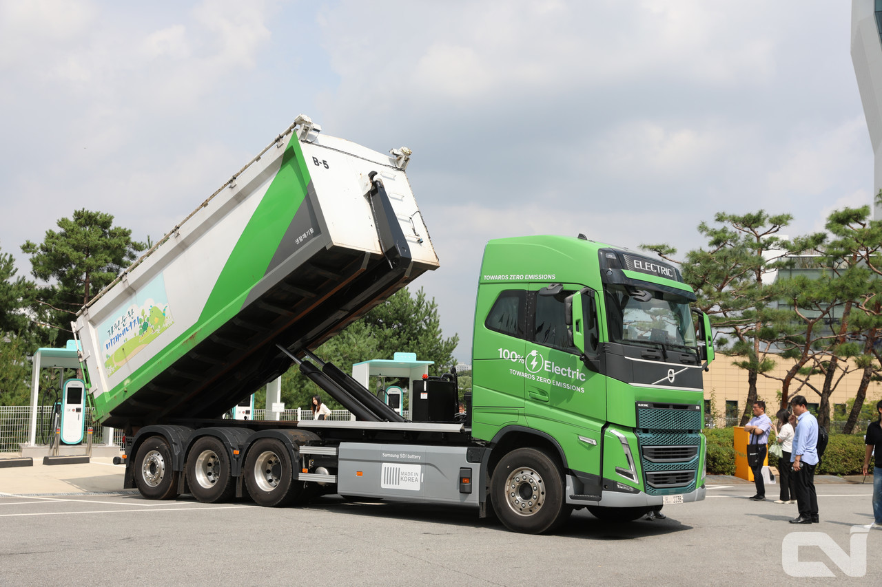볼보트럭코리아가 대형 전기트럭 기반 공공 청소차량(25~28㎥급 전기암롤트럭)의 시범 운전 중 암롤 작동을 시연하고 있다.