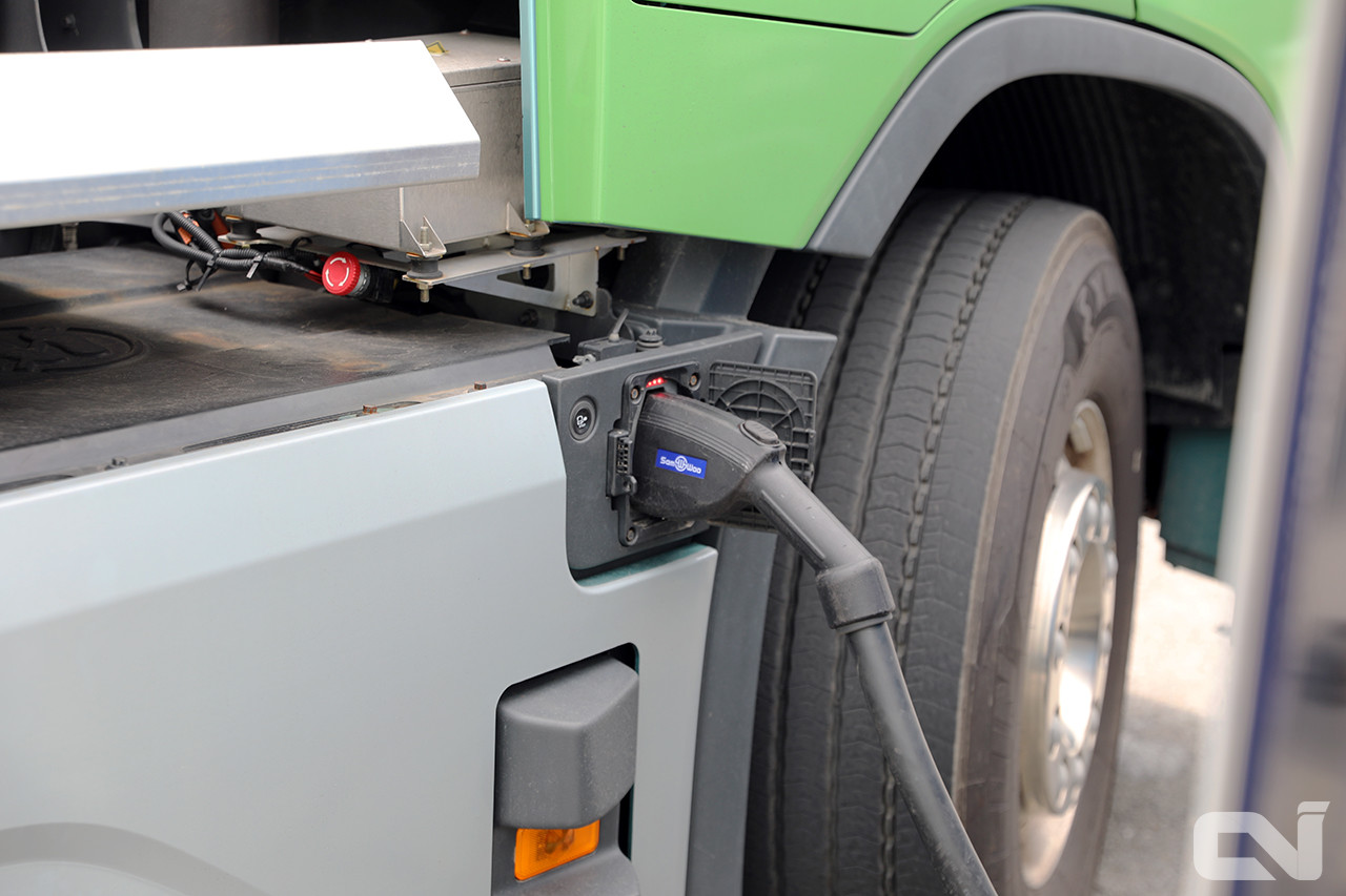 차체 하단에 설치된 배터리를 충전하고 있는 모습. 