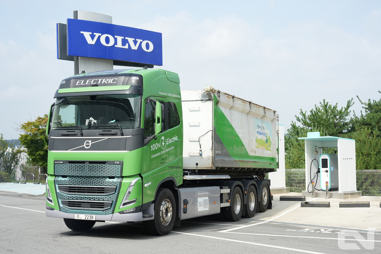 국내 수입 중·대형 상용차 시장을 선도하는 볼보트럭코리아(대표이사 박강석)는 28일 경기도 동탄 본사내에서 대형 전기트럭 기반 공공 청소차량(25~28㎥급 전기암롤트럭)의 시범 운전을 선보이며 서울 및 수도권 지역에서의 시범 운행을 개시한다고 밝혔다.