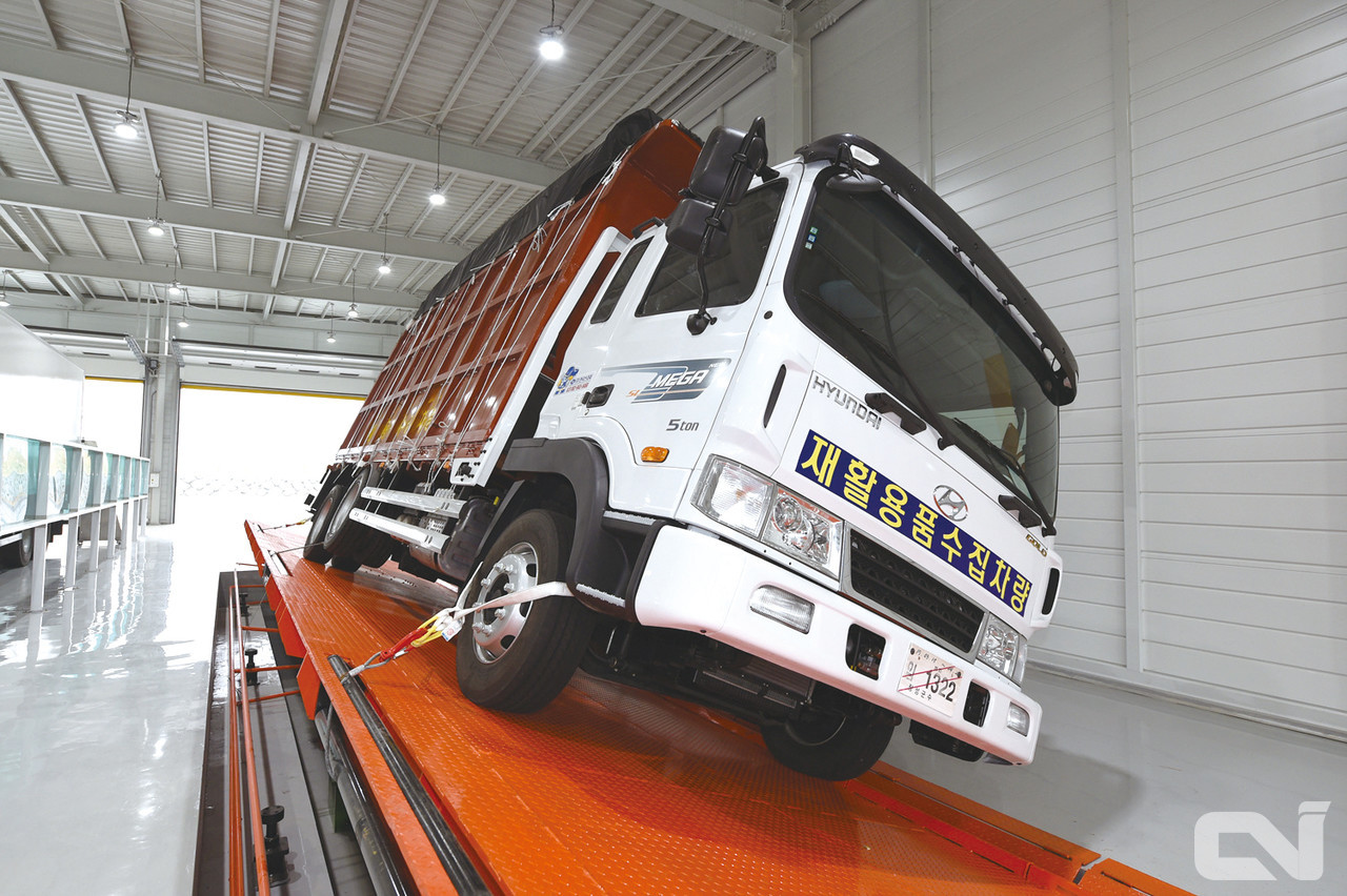 화물차는 경사각 35도까지 견뎌내야 제작과 판매를 할 수 있다. 사진은 기울기를 테스트하는 특장차들. 