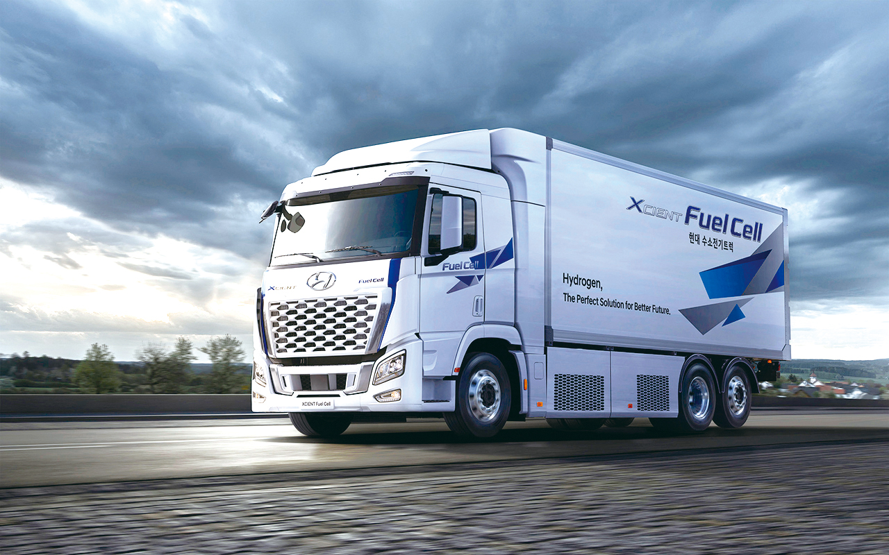 중장기적인 친환경 상용차 개발 분위기가 본격화된 지 5년. 현재 국내 상용차 시장에서는 중대형 전기트럭 공급은 기약없고, 업계와 정부가 ‘올인(All-In)’한 대형 수소트럭은 사실상 판매가 멈춘채 아무런 결실도 얻지 못하고 있다. ​​​​​​​