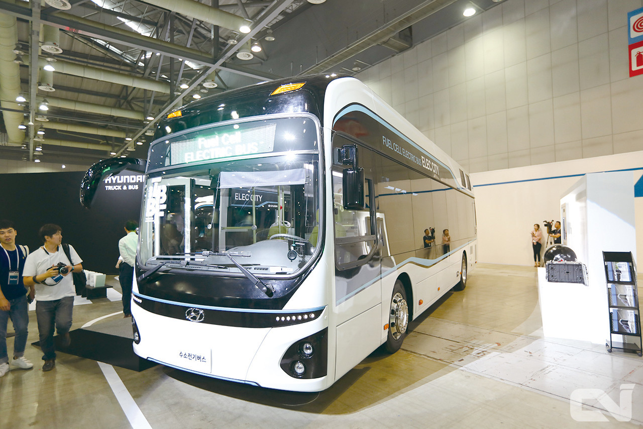 정부가 디젤(경유) 엔진 기반의 중대형 트럭과 버스를 전기·수소 등 친환경 차량으로 전환하겠다며 국고 보조금을 지원하고 있지만, 업계에서는 국내 상용차 법규와 정책이 국내 특정 기업인 현대차 편의에 맞춰 설계돼 오히려 산업 경쟁력을 떨어뜨리고 있다는 비판이 제기되고 있다.
