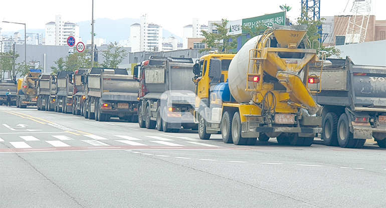 정부가 건설용 트럭인 덤프트럭의 매년 3% 신규등록 허용을 2026~2027년까지 2년 더 연장하기로 의결했다. 이와 동시에 콘크리트펌프트럭(이하 펌프트럭)은 수급조절을 해제하기로 결정했다. 이에 반해 콘크리트믹서트럭(이하 믹서트럭)에 대해서는 수급조절이 유지된다.