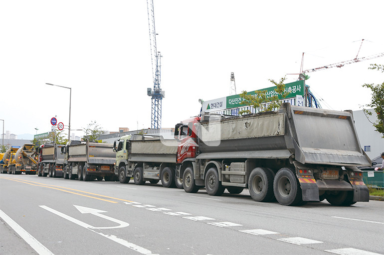 덤프트럭은 최근 등록대수가 지속 감소하고 있는 점을 고려해 지난 2년간 수급조절 기조와 마찬가지로 향후 2년간 추가로 매년 3%의 신규등록을 허용하는 등 수급조절을 완화하기로 했다. 이번 연장으로 현재 영업용 덤프트럭 등록대수 4만7000여대 기준으로 연간 1500대 가량의 증차가 2년 더 지속될 전망이다.