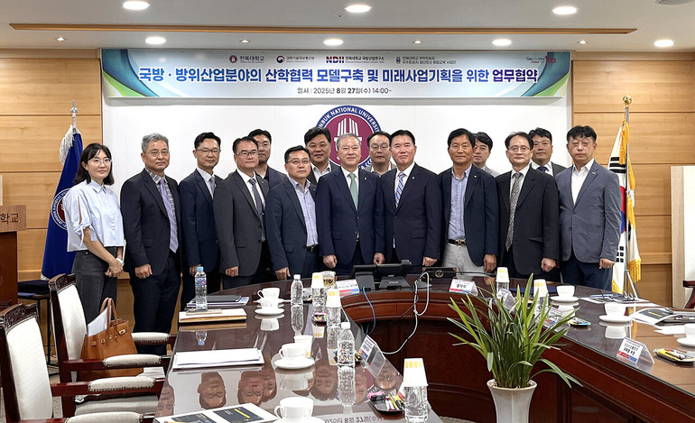 골드밴(맨우측서 5번째가 김수덕 대표이사)에 따르면, 전북대는 지난 27일 ㈜골드밴을 비롯해 ㈜네온테크, 단암시스템즈㈜, 덕산에테르씨티㈜, ㈜동양AK코리아, ㈜블루비즈, ㈜코리아디펜스 인더스트리, 한공항공우주산업㈜, ㈜휴니드테크놀러지스 등 9개 기업과 업무협약을 맺었다. 