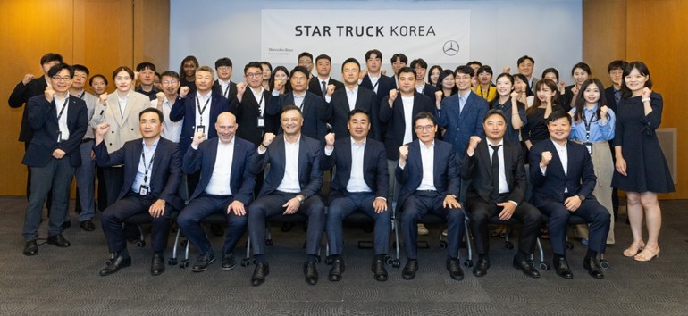 스타트럭코리아 출범식에서 임직원들이 파이팅을 외치고 있다.