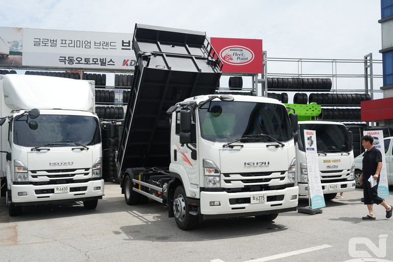 세계적인 상용차 제조업체 이스즈(ISUZU)의 국내 공식 판매사인 큐로모터스가 7월 16일부터 9월 16일까지 2개월간 전국 주요 거점에서 '이스즈 트럭 전국 순회전시'를 진행하며 이스즈 포워드 5톤 덤프트럭을 고객들에게 선보이고 있다.