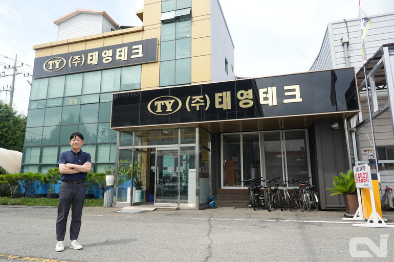 포워드 덤프트럭 제작에는 태영테크가 1977년부터 축적한 특장 기술력이 뒷받침하고 있다. 태영테크는 설립 직후 기아의 자회사였던 아시아자동차에 OEM 부품을 납품하는 등 부품 제작 업체로 활동하다, 2011년부터 본격적인 특장 사업에 진출했다.