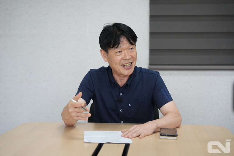 국 전무는 “25.5톤급 덤프트럭이 운송 중심이라면 5톤급은 작업 중심 차량입니다. 좁은 공간에서의 기동성이 중요한 작업 환경에 최적화되어 있어요.”라고 설명한다.