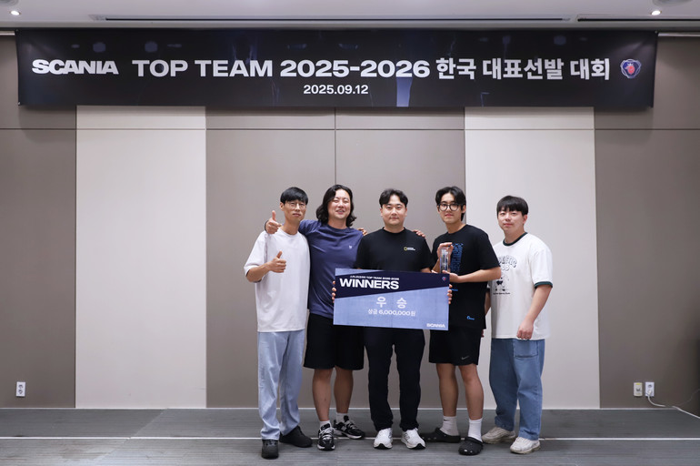 이번 2025–2026 시즌 '탑팀 대회'를 우승한 인천 서비스센터 소속 'Cockroaches'팀(김영종, 도정헌, 김병준, 김성철, 박현준)모습