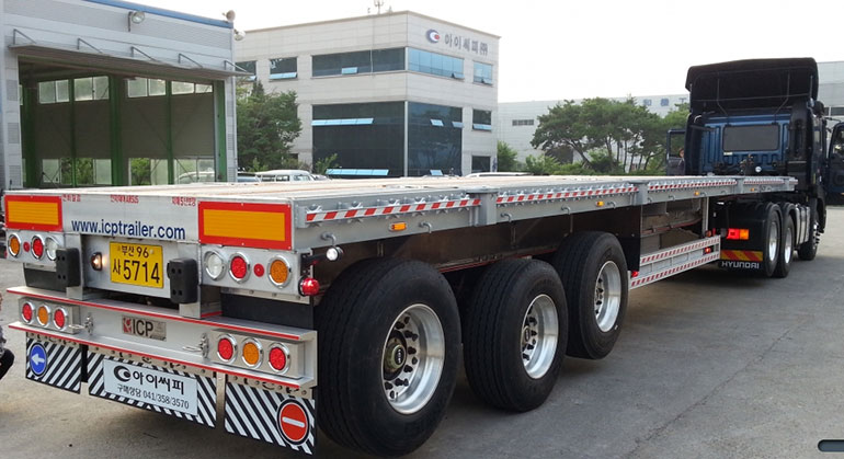 아이씨피 당진 본사 건물과 아이씨피가 제작한 알루미늄 평판트레일러.