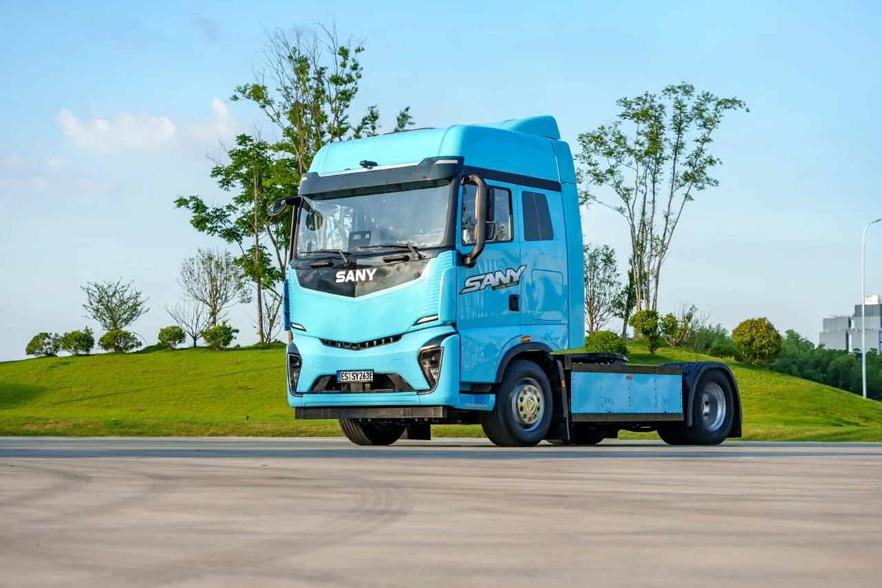 중국 SANY의 전기트럭 E263 4X2 트랙터의 모습. 