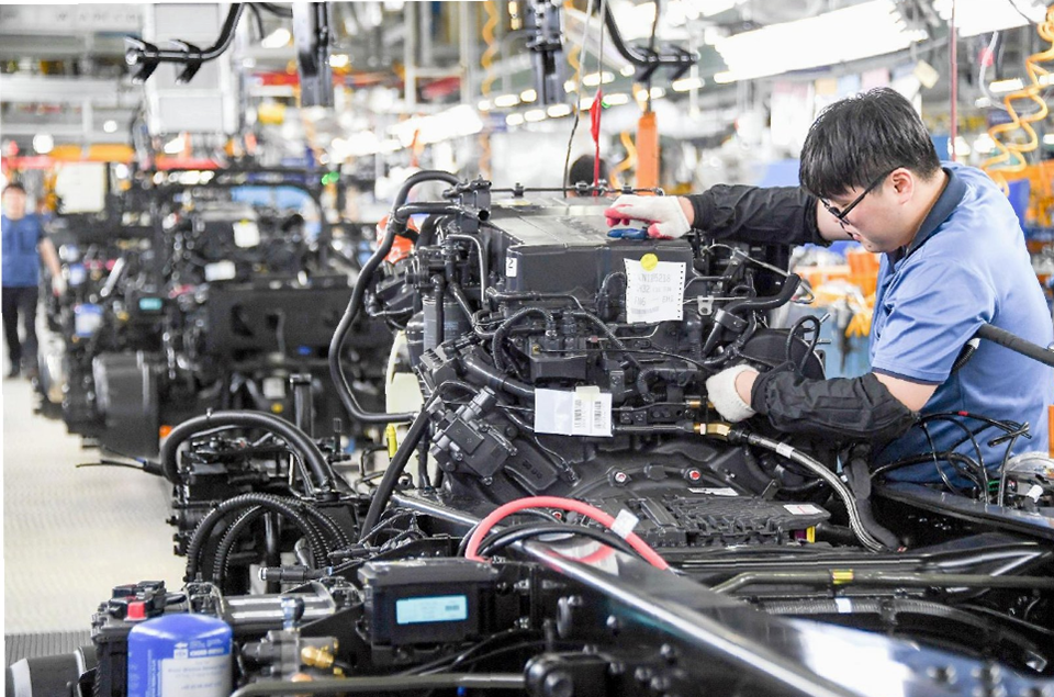 트럭 및 버스를 생산하는 현대차 전주공장의 작업장 모습.
