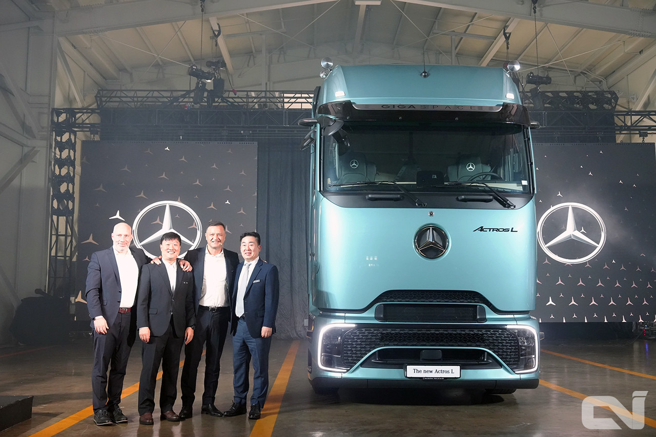 다임러트럭과 효성그룹 FMK이 상용차 업계 리딩 브랜드로 도약하기 위해  설립한 합작 법인 '스타트럭코리아' 출범 이후, 처음으로 출시 행사를 진행했다.(왼쪽부터 마틴 쉰들레 스타트럭코리아 상무(CFO), 이원장 스타트럭코리아 제품기획 및 마케팅  상무, 안토니오 란다조 이원장CEO, 동근태 대표이사.