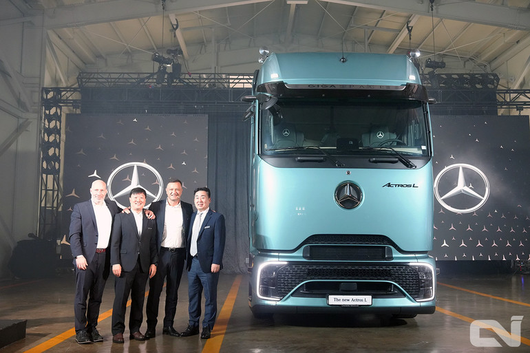 다임러트럭과 효성그룹 FMK이 상용차 업계 리딩 브랜드로 도약하기 위해 설립한 합작 법인 '스타트럭코리아'가 출범 이후 처음으로 출시 행사를 진행했다.(왼쪽부터 마틴 쉰들레 스타트럭코리아 상무(CFO), 이원장 스타트럭코리아 제품기획 및 마케팅 상무, 안토니오 란다조 스타트럭코리아 CEO, 동근태 스타트럭코리아 대표이사)