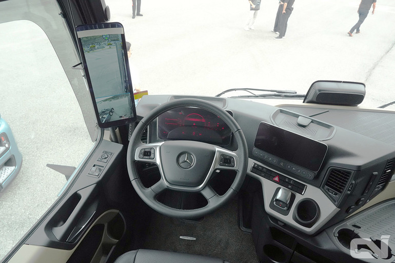 '멀티미디어 콕핏 인터랙티브 2' 이 적용된 인테리어는 인체공학적 설계와 운전자 중심의 디지털 시스템이 돋보인다.  