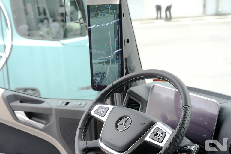 A필러에 설치된 '미러캠 디스플레이'의 베젤이 축소되어 시인성 및 미관이 함께 개선됐다.  