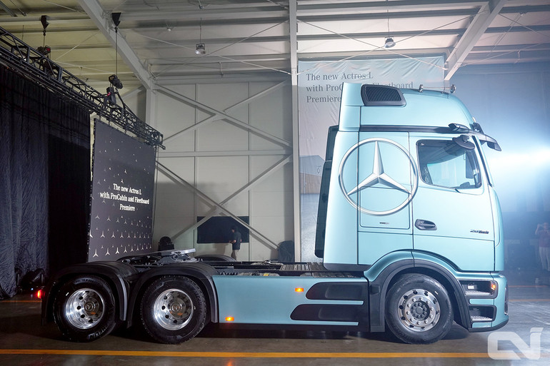 부드러운 변속이 가능한 '파워시프트 어드밴스드'와 도로 상황에 따라 차고 조절이 가능한 '풀 에어 서스펜션'이 적용됐다. 