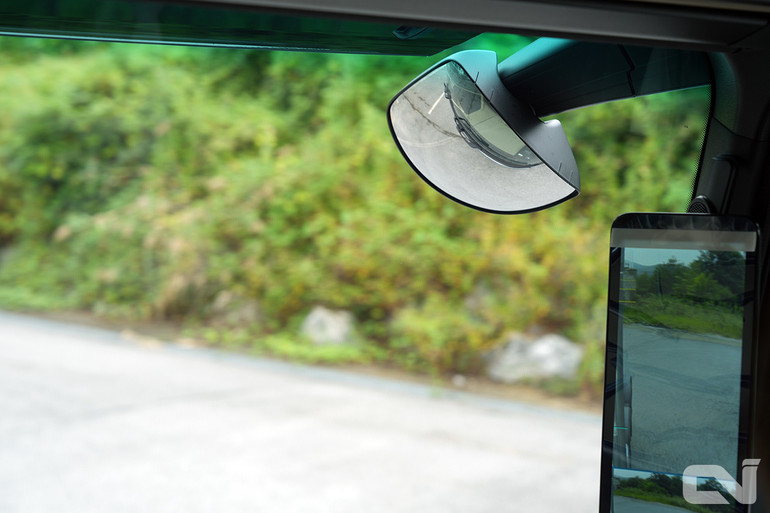 차량 사각지대 사고를 예방하기 위해 설치된 외부 사이드미러의 모습. 
