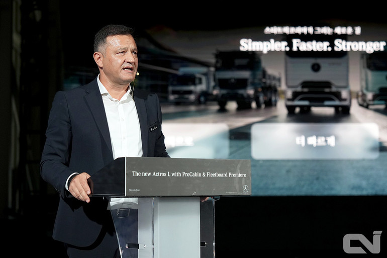 안토니오 란다조 스타트럭코리아 CEO가 새로운 악트로스 L 프로캐빈에 대한 포부를 밝히고 있다.