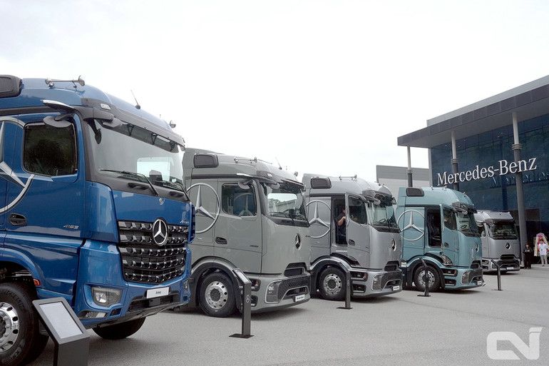 3가지 사양으로 구성된 악트로스L 프로캐빈을 비롯한 국내 스타트럭코리아의 판매 차량이 도열돼 있다. 
